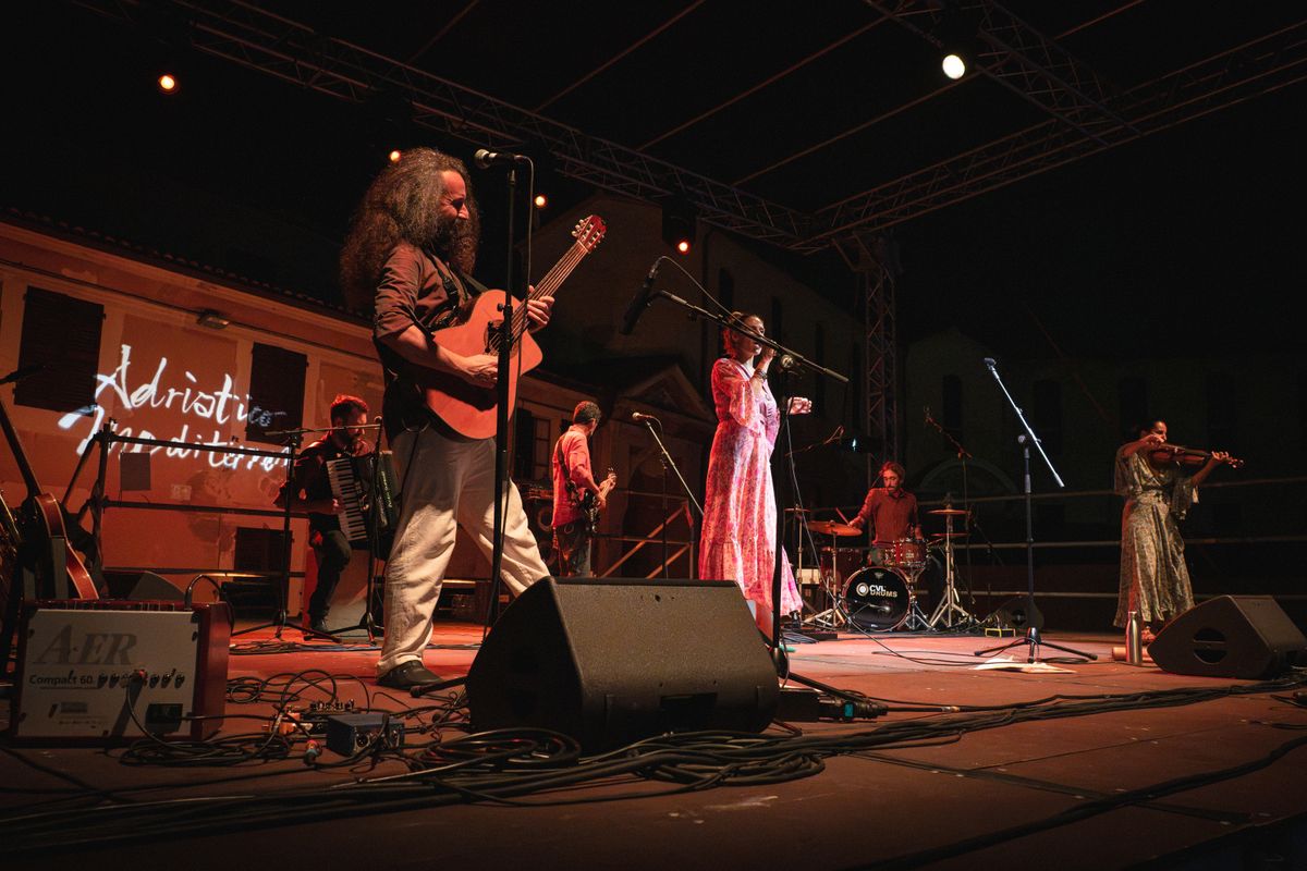 Ajde Zora — live performance