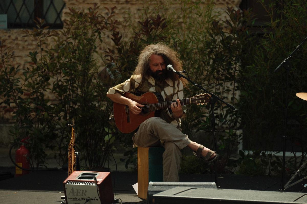 Giulio Gavardi playing guitar live