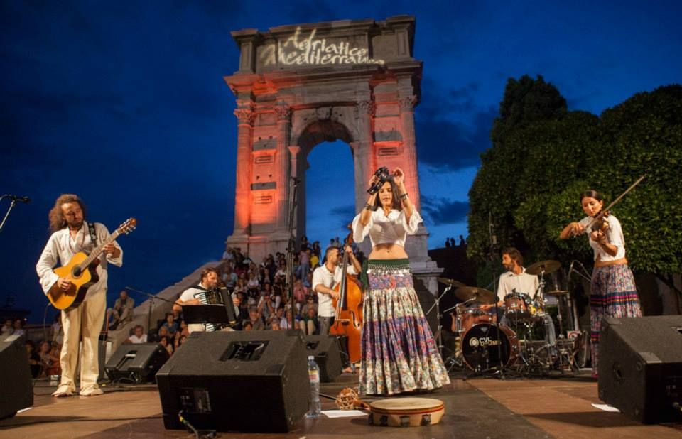 Ajde Zora — live performance