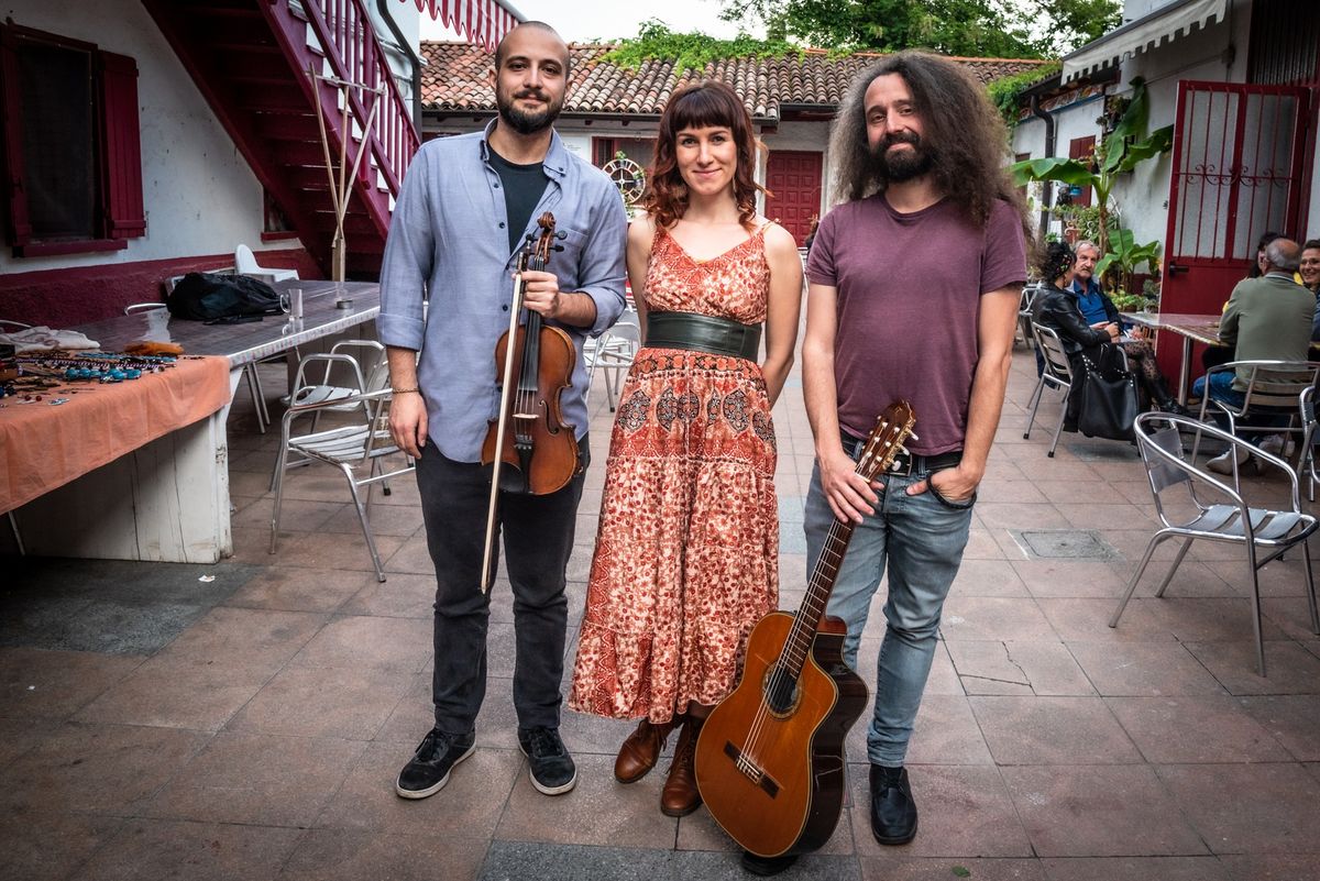 Andriana Takić Trio together outdoors with violin and guitar
