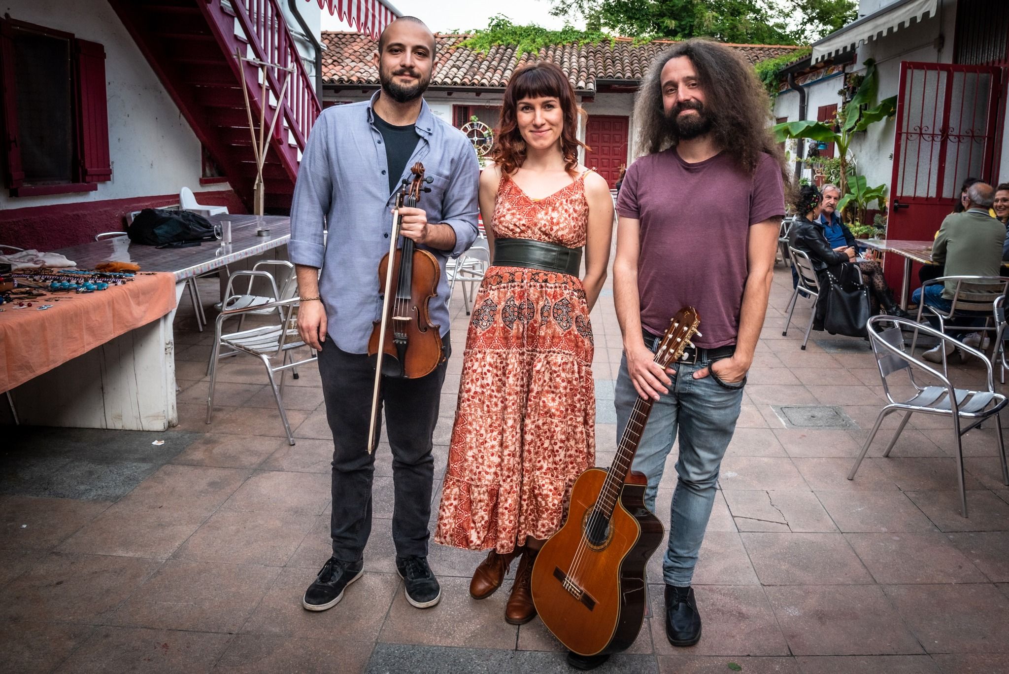 Andriana Takić Trio together outdoors with violin and guitar