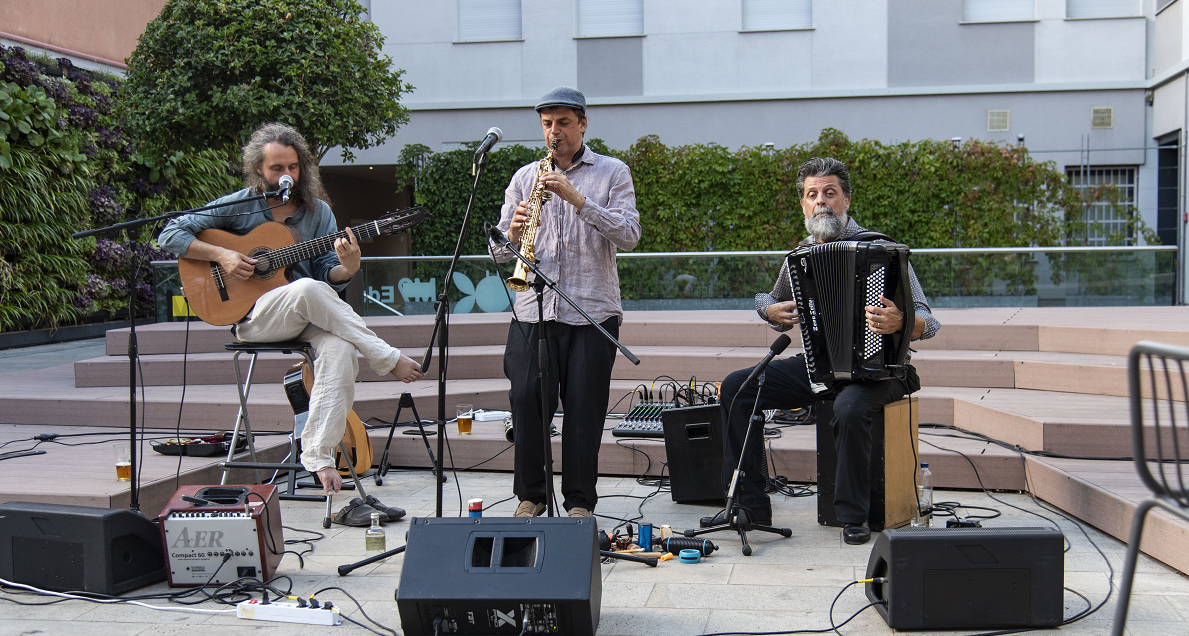 Balkalà performing outdoors