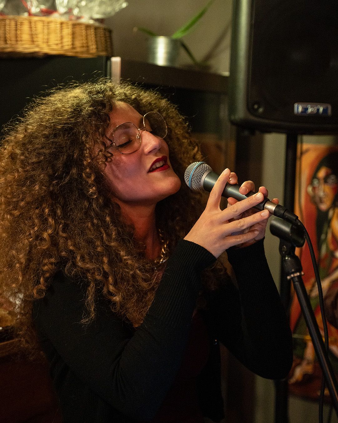Camilla Busetto singing into a microphone