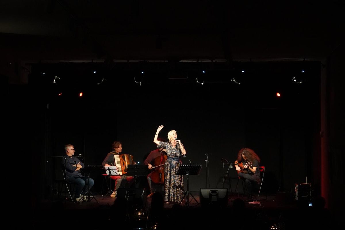 Terra d’Agua performing on a dark stage