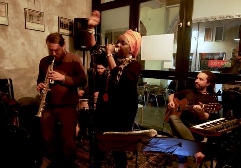 Nilza Costa singing with musicians