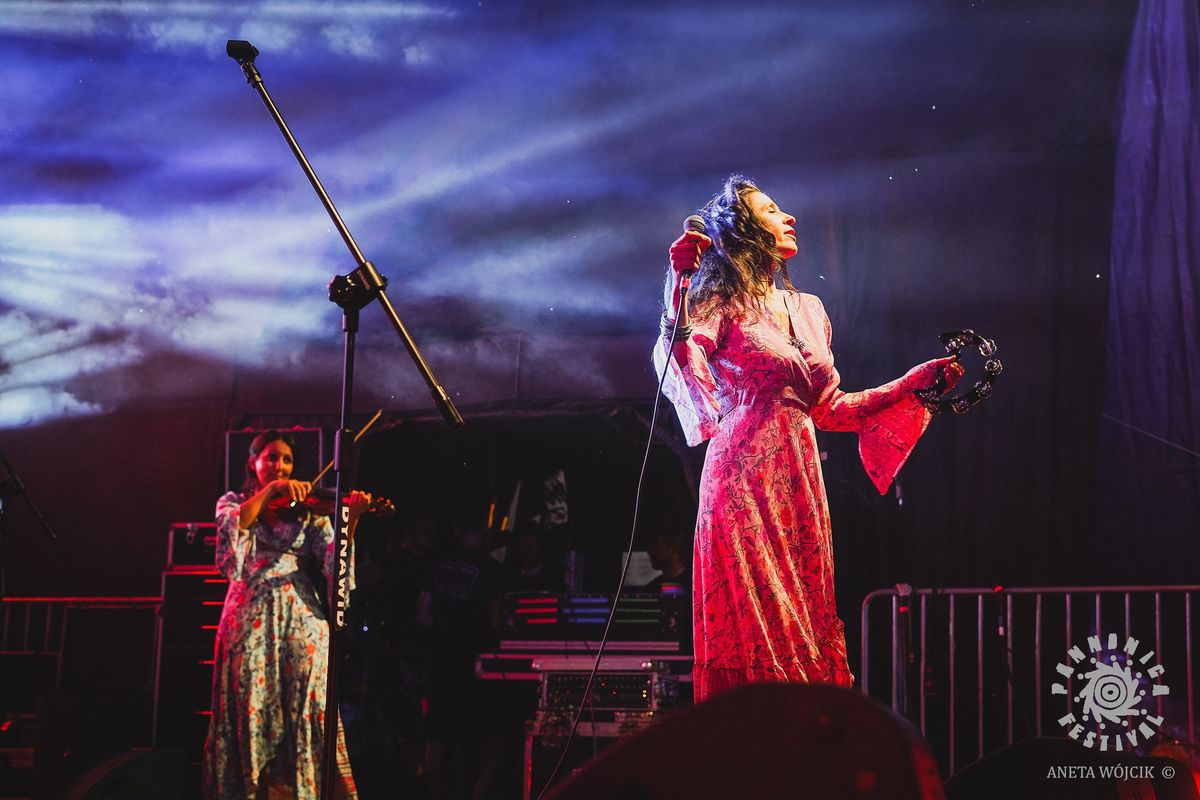 Micol Tosatti and Milica Polignano performing on stage